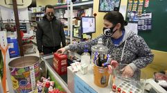 Los desplazamientos en Moeche se limitaban el domingo a hacer la compra en las tiendas que estaban abiertas