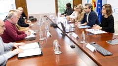 Representantes del Foro Cidad�n polo Ferrocarril reunidos este martes en Santiago con el conselleiro de Presidencia, Diego Calvo.