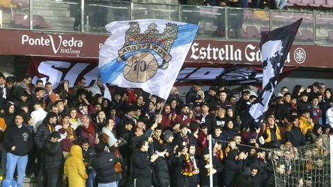 Unos 3.500 aficionados desafiaron el frío y acudieron a Pasarón a animar al Pontevedra