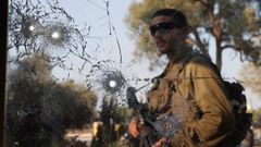 Un soldado israel, detrs de varios agujeros de bala por los disparos de Hams.