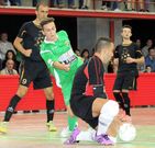 Pancho intenta abrir hueco ante el meta bueuense. 