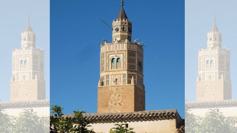 Imagen de la Gran Mezquita de Testour y su reloj.