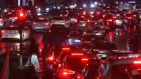 Las compras navide�as dejan otra jornada de atascos en los accesos a las zonas comerciales y al centro de A Coru�a