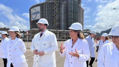 La vicepresidenta tercera y ministra para la Transici�n Ecol�gica y Reto Demogr�fico, Teresa Ribera, y el presidente del Principado, Adri�n Barb�n, visitan la regasificadora del puerto de El Musel, en julio