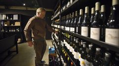 El chef Pepe Vieira, en la bodega en la que se produjo el robo el 18 de marzo.