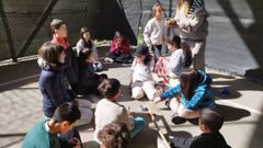 Un grupo de ni&ntilde;os juega en las instalaciones de Don Bosco, en Santiago.