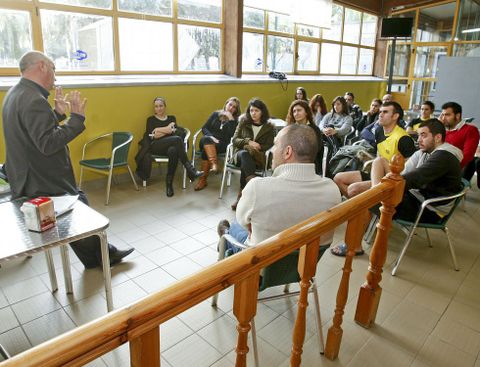 Agust�n Fern�ndez se reuni� ayer con los trabajadores de la piscina de Campolongo. 