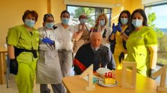 Juan, con parte de las trabajadoras de la residencia de Castro Caldelas.