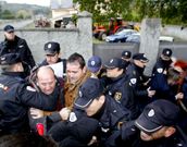 <span lang= es-es >Tambi�n el martes se produjeron fuertes protestas de vecinos ante numerosos polic�as.</span>