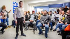 El abogado C�sar Alarc�n, en Pontevedra, resolviendo las dudas de numerosos inmigrantes que est�n en proceso de regularizarse.