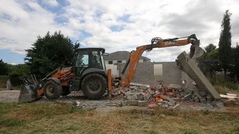 Una excavadora derribó esta semana la construcción que José Ferrín había levantado sin permiso cerca de Monforte