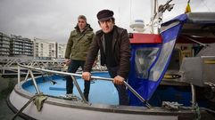 Sauro Mart�nez, a la derecha, en el Playa de Sanxenxo, uno de los pocos barcos que sali� al mar este martes en la r�a de Pontevedra