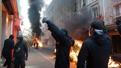 J�venes encapuchados en los disturbios de estos d�a en Par�s.