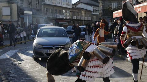 Os felos percorren Maceda.A comitiva co personaxe do entroido tradicional estn a percorrer os pobos do municipio e a Serra de San Mamede