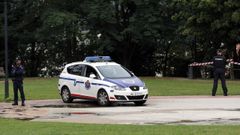 Agentes de la Ertzaintza en el parque Etxebarria de Bilbao, donde se produjo la violaci�n m�ltiple 