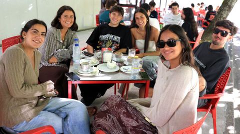 Estos universitarios, todos ellos estudiantes de Publicidad y Relaciones P�blicas en Pontevedra, s� disfrutan saliendo de fiesta.
