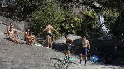 Un domingo de sol en la fervenza de Barosa, en Barro, a la mitad de septiembre