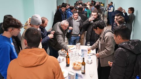 Alumnos de la Escola Oficial de Nutico Pesqueira de Ferrol, con otros asistentes a la degustacin de pescado de Burela que cerr la jornada sobre valorizacin y obligacin de desembarque
