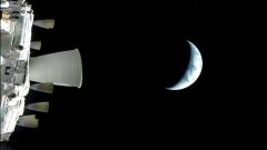 En la imagen, la nave Orion alej&aacute;ndose de la Tierra para continuar su misi&oacute;n tripulada en la que sobrevolar&aacute; la Luna