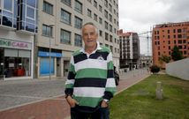 Juan Agrelo lleva 58 de sus 72 a�os detr�s de un mostrador, es padre de dos hijos de 42 y 40 y tiene tres nietos. 