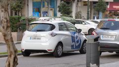 El multam�vil recorriendo la calle Rosal�a de Castro esta misma tarde