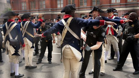 Los miembros del Servicio Secreto realizan controles de seguridad a los soldados del Ej�rcito de EE. UU. que participar�n en el desfile con sus uniformes hist�ricos