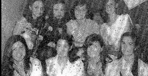 Paula Alvarellos es la segunda por la derecha en la imagen del certamen publicada en La Voz en 1979. Aparece junto al organizador, Pepe Garalva, y otras aspirantes en aquella gala de A Vieira.