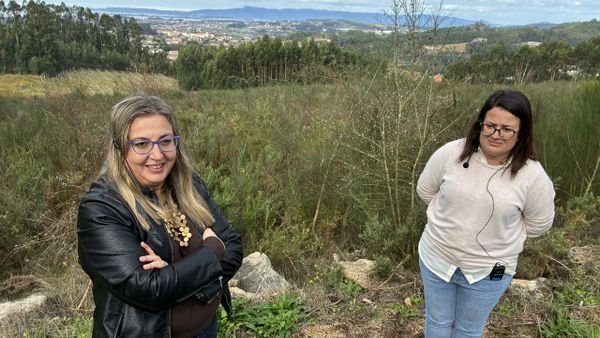 Patricia Recio y M�nica Chaves posan en la parcela que Tempos Vega Sicilia empezar� a plantar el a�o que viene