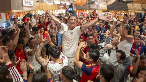 M�s de 800 espa�oles celebraron el triunfo de La Roja en el barrio neoyorquino de Little Spain