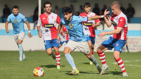 El viveirense Uriarte se lleva un balón mientras forcejea con el arousano Remeseiro