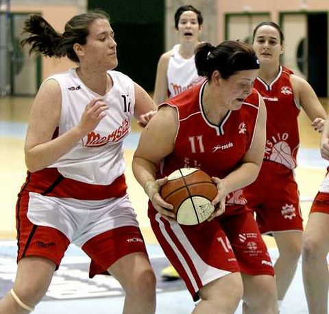 Elena Snchez captura un rebote en el partido de ayer en Lugo.