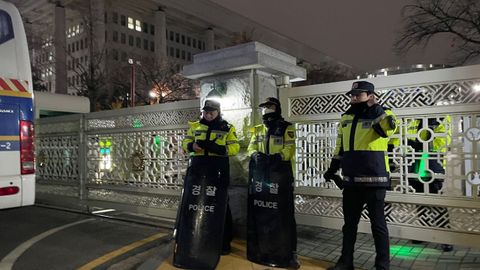 La seguridad se refuerza en el Parlamento despus de que el presidente de Corea del Sur declarase la ley marcial.