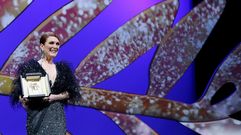 Julianne Moore recibiendo su premio como mejor actriz que gan� en el anterior Festival de Cannes