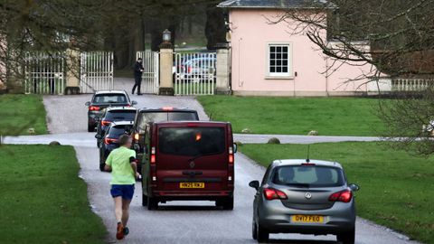 Coches de la polic�a, entrando de nuevo en Royal Lodge, la que fue residencia del expr�ncipe, este s�bado