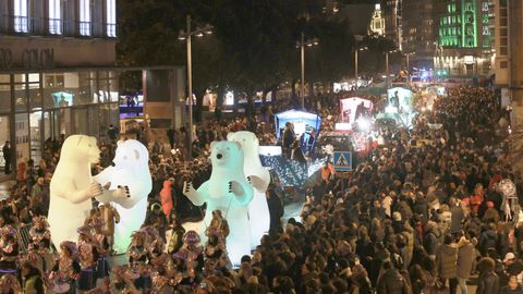 La cabalgata de A Coru�a a su paso por la Marina