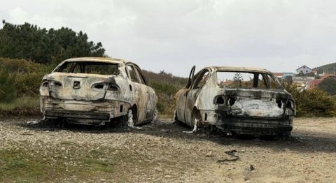 Un Seat C�rdoba y un Seat Toledo resultaron calcinados en A Pedra do Sal, Carballo.