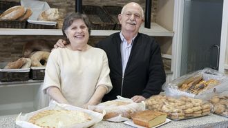 Montserrat Casal y Antonio Castro, en la panader�a Santa Rita de Xuvia,�unos d�as antes de clausurar el conocido establecimiento