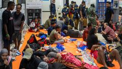 Los pasajeros evacuados del barco Virgo Transport 8, que se hundi� mientras navegaba desde Surabaya (Java Oriental) hacia Banjarmasin (Kalimantan del Sur), se re�nen a su llegada al puerto de Trisakti en Banjarmasin, provincia de Kalimantan del Sur, Indonesia.