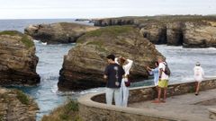 Grupo de turistas en la playa de As Catedrais, en A Mari�a lucense.