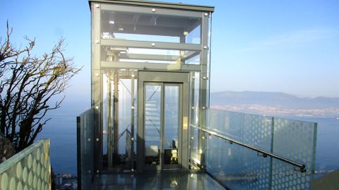 Ascensor acristalado de acceso al mirador de Gibraltar, construido por Ales Iluminación.Ascensor acristalado de acceso al mirador de Gibraltar