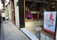 Los carteles fueron repartidos y colocados en el comercio local.