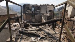 Casas quemadas en A Veiga de Cascall�, en Rubi�