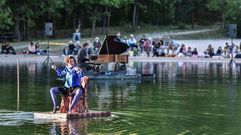 El piano flotante, una produccin del grupo francs La Volire aux pianos.El piano flotante, una produccin del grupo francs La Volire aux pianos