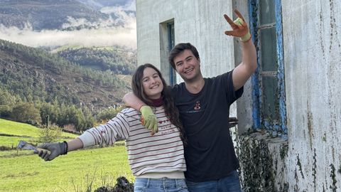 Tom&aacute;s y Gabi rehabilitan desde hace un a&ntilde;o una casa que llevaba 40 abandonada.