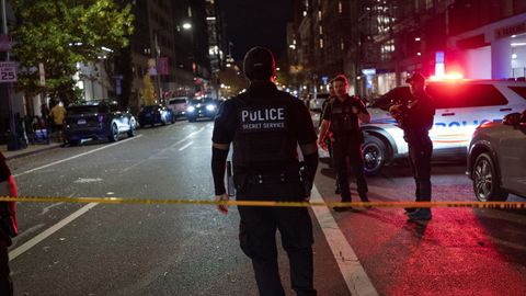 Varios agentes en la zona acordonada donde se produjo el tiroteo a dos agentes de la Guardia Nacional en Washington