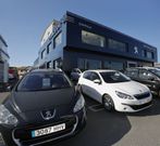 Veh�culos en el concesionario Dimolk, ayer, en Carballo. 