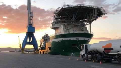 Atraca en el puerto de A Coru�a un buque de mantenimiento de plataformas petrol�feras que va remolcado para Rusia