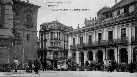 Vista de la plaza de la Constitucin y del Ayuntamiento cuando an circulaban carros de caballo