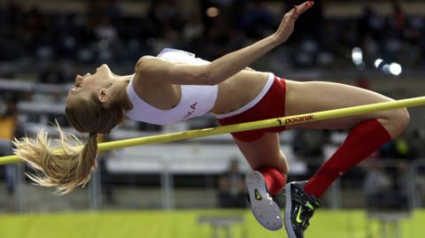 Kamila Licwinko, de Polonia, en la final de salto de altura.