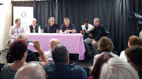 Joan Tard� en el centro de la mesa, en La Manzorga.Joan Tard� en el centro de la mesa, en La Manzorga